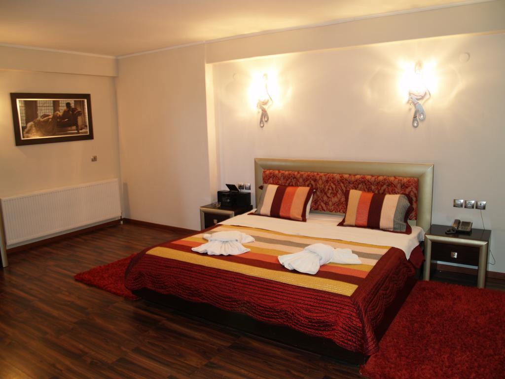 Kornilios Palace Hotel 4*